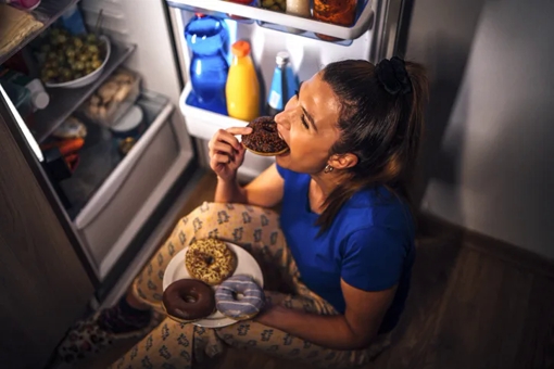 ¿Comes por ansiedad? Conoce cuál es la relación entre la alimentación y tus emociones